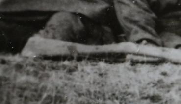 Preview: altes Foto - gefallener Soldat -  Land .?